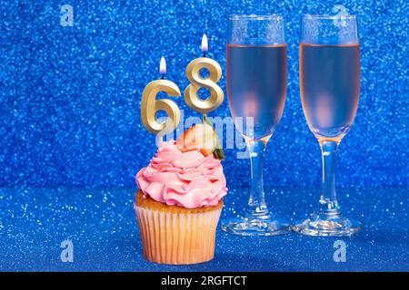 Cupcake avec numéro pour célébration d'anniversaire ou anniversaire ; numéro 68. Banque D'Images