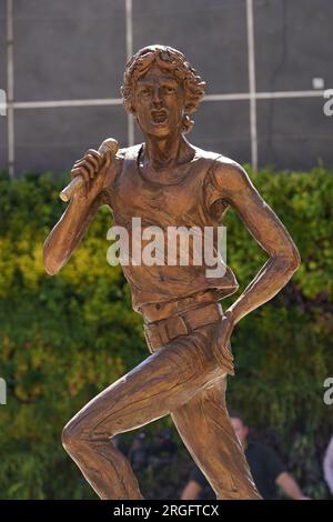 Vue générale de 'The Glimmer Twins', une statue des Rolling Stones Sir Mick Jagger et Keith Richards créée par la sculptrice Amy Goodman, lors de son dévoilement au One Bell Corner à Dartford, Essex. La statue a été commandée par le conseil municipal de Dartford pour célébrer deux des anciens résidents les plus célèbres de la ville. Date de la photo : mercredi 9 août 2023. Banque D'Images