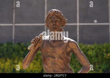 Vue générale de 'The Glimmer Twins', une statue des Rolling Stones Sir Mick Jagger et Keith Richards créée par la sculptrice Amy Goodman, lors de son dévoilement au One Bell Corner à Dartford, Essex. La statue a été commandée par le conseil municipal de Dartford pour célébrer deux des anciens résidents les plus célèbres de la ville. Date de la photo : mercredi 9 août 2023. Banque D'Images