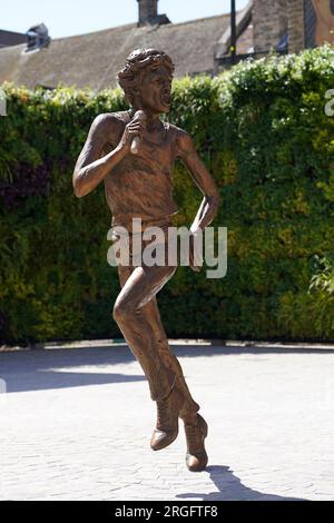 Vue générale de 'The Glimmer Twins', une statue des Rolling Stones Sir Mick Jagger et Keith Richards créée par la sculptrice Amy Goodman, lors de son dévoilement au One Bell Corner à Dartford, Essex. La statue a été commandée par le conseil municipal de Dartford pour célébrer deux des anciens résidents les plus célèbres de la ville. Date de la photo : mercredi 9 août 2023. Banque D'Images