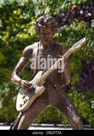 Vue générale de 'The Glimmer Twins', une statue des Rolling Stones Sir Mick Jagger et Keith Richards créée par la sculptrice Amy Goodman, lors de son dévoilement au One Bell Corner à Dartford, Essex. La statue a été commandée par le conseil municipal de Dartford pour célébrer deux des anciens résidents les plus célèbres de la ville. Date de la photo : mercredi 9 août 2023. Banque D'Images