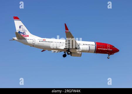Norwegian Air Sweden Boeing 737-8 MAX (REG : se-RTG) avec le portrait de l'industriel norvégien Sam Eyde. Banque D'Images