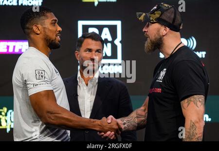 Anthony Joshua et Robert Helenius avec le promoteur Eddie Hearn (au centre) lors d'une conférence de presse au Pan Pacific London Hotel, Londres. Date de la photo : mercredi 9 août 2023. Banque D'Images