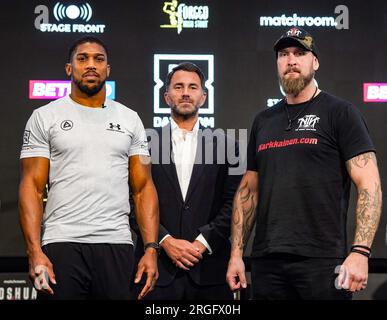 Anthony Joshua et Robert Helenius avec le promoteur Eddie Hearn (au centre) lors d'une conférence de presse au Pan Pacific London Hotel, Londres. Date de la photo : mercredi 9 août 2023. Banque D'Images