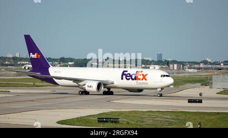 L'avion cargo FedEx circule sur la piste après avoir atterri à l'aéroport international O'Hare de Chicago. Banque D'Images