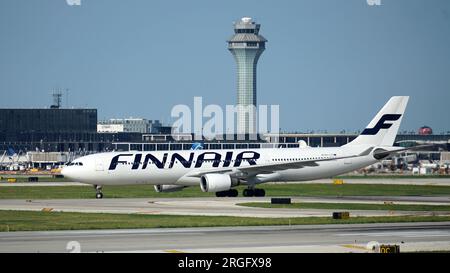 Finnair circule sur la piste après l'atterrissage à l'aéroport international O'Hare de Chicago Banque D'Images