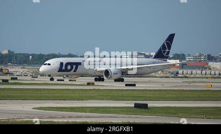 LOT Polish Airlines Boeing 787 Dreamliner circule sur la piste après avoir atterri à l'aéroport international O'Hare de Chicago. Banque D'Images