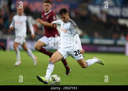 Swansea, Royaume-Uni. 08 août 2023. Liam Cullen de Swansea City en action. Carabao Cup, match du 1e tour, Swansea City contre Northampton Town au Swansea.com Stadium à Swansea, pays de Galles le mardi 8 août 2023. Cette image ne peut être utilisée qu'à des fins éditoriales. Usage éditorial uniquement, photo par Andrew Orchard/Andrew Orchard photographie sportive/Alamy Live News crédit : Andrew Orchard photographie sportive/Alamy Live News Banque D'Images