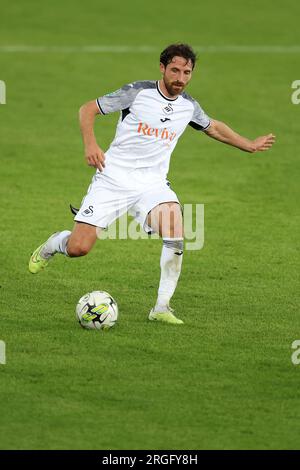 Swansea, Royaume-Uni. 08 août 2023. Joe Allen de la ville de Swansea en action. Carabao Cup, match du 1e tour, Swansea City contre Northampton Town au Swansea.com Stadium à Swansea, pays de Galles le mardi 8 août 2023. Cette image ne peut être utilisée qu'à des fins éditoriales. Usage éditorial uniquement, photo par Andrew Orchard/Andrew Orchard photographie sportive/Alamy Live News crédit : Andrew Orchard photographie sportive/Alamy Live News Banque D'Images