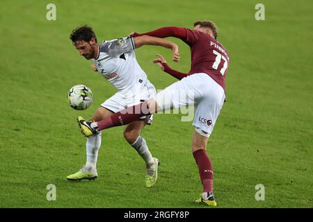 Swansea, Royaume-Uni. 08 août 2023. Joe Allen de Swansea City (l) en action. Carabao Cup, match du 1e tour, Swansea City contre Northampton Town au Swansea.com Stadium à Swansea, pays de Galles le mardi 8 août 2023. Cette image ne peut être utilisée qu'à des fins éditoriales. Usage éditorial uniquement, photo par Andrew Orchard/Andrew Orchard photographie sportive/Alamy Live News crédit : Andrew Orchard photographie sportive/Alamy Live News Banque D'Images