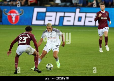 Swansea, Royaume-Uni. 08 août 2023. Nathan Wood de la ville de Swansea (c) en action. Carabao Cup, match du 1e tour, Swansea City contre Northampton Town au Swansea.com Stadium à Swansea, pays de Galles le mardi 8 août 2023. Cette image ne peut être utilisée qu'à des fins éditoriales. Usage éditorial uniquement, photo par Andrew Orchard/Andrew Orchard photographie sportive/Alamy Live News crédit : Andrew Orchard photographie sportive/Alamy Live News Banque D'Images