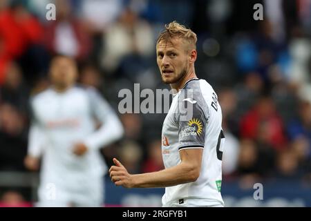 Swansea, Royaume-Uni. 08 août 2023. Harry Darling de Swansea City regarde. Carabao Cup, match du 1e tour, Swansea City contre Northampton Town au Swansea.com Stadium à Swansea, pays de Galles le mardi 8 août 2023. Cette image ne peut être utilisée qu'à des fins éditoriales. Usage éditorial uniquement, photo par Andrew Orchard/Andrew Orchard photographie sportive/Alamy Live News crédit : Andrew Orchard photographie sportive/Alamy Live News Banque D'Images