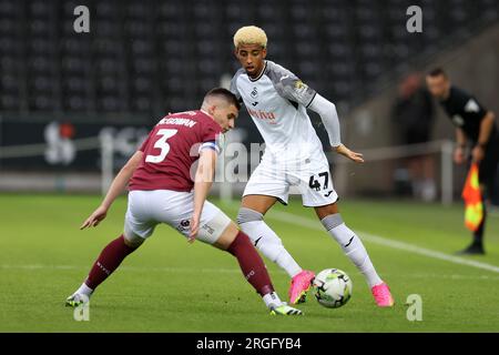 Swansea, Royaume-Uni. 08 août 2023. Azeem Abdulai de la ville de Swansea (r) en action. Carabao Cup, match du 1e tour, Swansea City contre Northampton Town au Swansea.com Stadium à Swansea, pays de Galles le mardi 8 août 2023. Cette image ne peut être utilisée qu'à des fins éditoriales. Usage éditorial uniquement, photo par Andrew Orchard/Andrew Orchard photographie sportive/Alamy Live News crédit : Andrew Orchard photographie sportive/Alamy Live News Banque D'Images