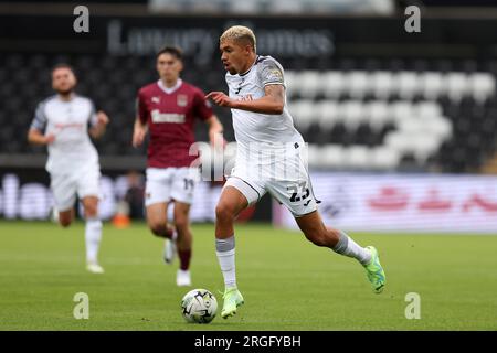 Swansea, Royaume-Uni. 08 août 2023. Nathan Wood de la ville de Swansea en action. Carabao Cup, match du 1e tour, Swansea City contre Northampton Town au Swansea.com Stadium à Swansea, pays de Galles le mardi 8 août 2023. Cette image ne peut être utilisée qu'à des fins éditoriales. Usage éditorial uniquement, photo par Andrew Orchard/Andrew Orchard photographie sportive/Alamy Live News crédit : Andrew Orchard photographie sportive/Alamy Live News Banque D'Images