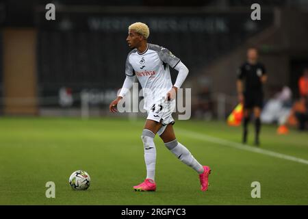 Swansea, Royaume-Uni. 08 août 2023. Azeem Abdulai de la ville de Swansea en action. Carabao Cup, match du 1e tour, Swansea City contre Northampton Town au Swansea.com Stadium à Swansea, pays de Galles le mardi 8 août 2023. Cette image ne peut être utilisée qu'à des fins éditoriales. Usage éditorial uniquement, photo par Andrew Orchard/Andrew Orchard photographie sportive/Alamy Live News crédit : Andrew Orchard photographie sportive/Alamy Live News Banque D'Images