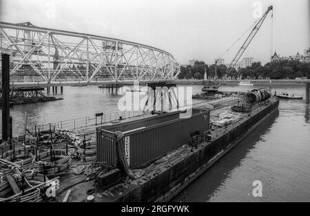 Photographie en noir et blanc d'archive de 1999 de la construction du London Eye à côté de la Tamise, Londres. La grande roue est posée à plat sur une section de la rivière avant d'être hissée à 90 degrés en position verticale. Banque D'Images