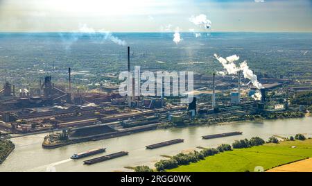 Luftbild, ThyssenKrupp Steel Europe - Werksgelände, Rauchwolke, Container Schifffahrt auf dem Rhein, Schwelgern, Marxloh, Duisburg, Ruhrgebiet, Nordr Banque D'Images