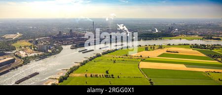 Luftbild, ThyssenKrupp Steel Europe - Werksgelände, Rauchwolke, Container Schifffahrt auf dem Rhein, Schwelgern, Marxloh, Duisburg, Ruhrgebiet, Nordr Banque D'Images