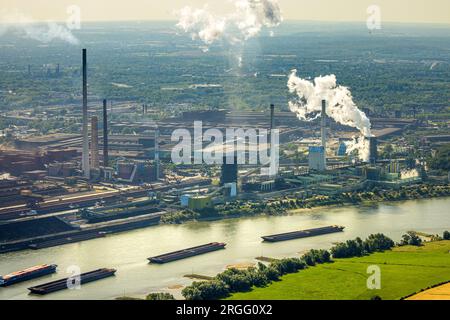 Luftbild, ThyssenKrupp Steel Europe - Werksgelände, Rauchwolke, Container Schifffahrt auf dem Rhein, Schwelgern, Marxloh, Duisburg, Ruhrgebiet, Nordr Banque D'Images