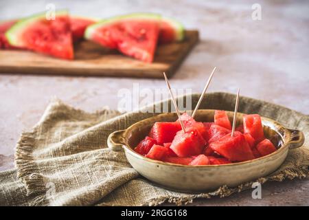Morceaux de pastèque comme aliment pour les doigts sur une assiette, tranches de pastèque en arrière-plan Banque D'Images