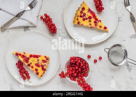 Deux morceaux de tarte aux groseilles rouges maison sur fond blanc, décoré avec des groseilles rouges fraîches, vue de dessus Banque D'Images