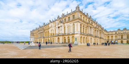 VERSAILLES, FRANCE - 15 AVRIL 2023 : vue extérieure du Château Versailles depuis le parc. Paris, France. Banque D'Images