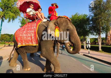 25 décembre 2018, Ayutthaya, Thaïlande - les touristes profitent d'un tour d'éléphant à Ayutthaya, Thaïlande Banque D'Images