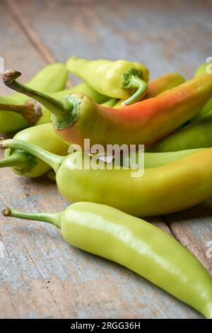 pile de poivrons banane sur le dessus de table, capsicum annuum, piment populaire qui est long, forme incurvée avec une chaleur douce et acidulée et légèrement sucrée Banque D'Images