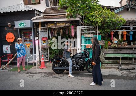 Motard thaïlandais fumant de l'herbe à Chiang Mai Banque D'Images