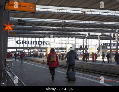 Les passagers marchent le long de la plate-forme de la gare centrale de Munich Banque D'Images