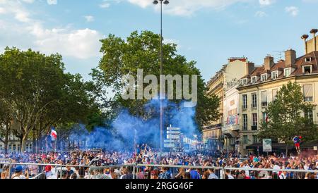 Paris, France, 2018. Vue de la foule place de la Bastille et Blvd Richard Lenoir derrière des nuages de fumée le jour où la France a remporté la coupe du monde de football Banque D'Images