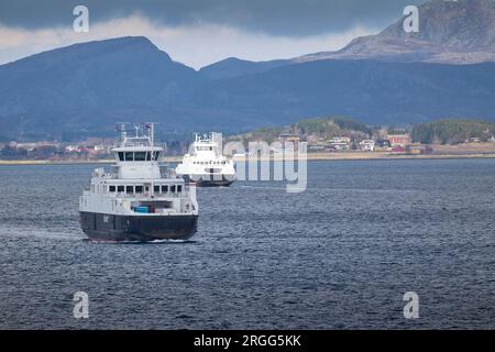 Le Fjord1 Ferry, MF Austrått (à gauche) passe le MF Vestrått en traversant le fjord de Trondheim (Trondheimsfjorden) sur la route de Brekstad - Valset. Banque D'Images