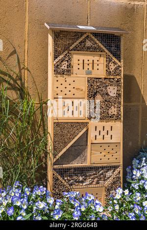 Hôtel à insectes fait de différents matériaux pour fournir une protection et une aide à la nidification pour les abeilles et autres insectes Banque D'Images
