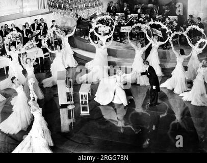 Jeanette MacDonald, Nelson Eddy (tous deux dansant, au centre), sur le plateau du film, 'Sweethearts', MGM, 1938 Banque D'Images