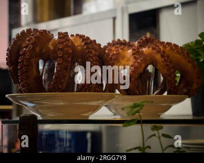 Un plat de poulpe grillé, un élément central des plats traditionnels portugais tels que Polvo à Lagareiro. Banque D'Images