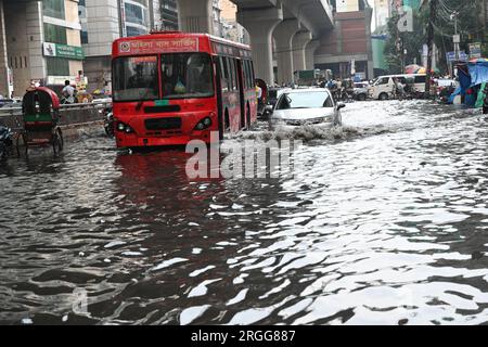 Dhaka, Bangladesh. 09 août 2023. Des véhicules essaient de conduire et les citoyens marchent dans les rues d'engorgement à Dhaka, au Bangladesh, le 9 août 2023. Les fortes pluies de mousson ont provoqué une engorgement extrême des eaux dans la plupart des zones de la ville de Dhaka, au Bangladesh. Les routes étaient submergées rendant les déplacements lents et dangereux. Crédit : Mamunur Rashid/Alamy Live News Banque D'Images