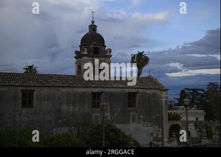 Paysage avec vue panoramique sur le style baroque Chiesa di San Pancrazio un monument religieux historique de Taormina en Sicile, Italie. Banque D'Images