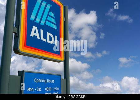 Signe totem des magasins Aldi. Banque D'Images