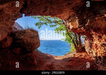 Lever du soleil et horizon de la mer de la formation naturelle de grotte à Yailata, côte de la mer Noire Bulgarie Banque D'Images