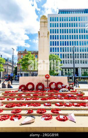 Mémorial du cénotaphe de Manchester avec des couronnes de coquelicots déposées St Peter's Square, Manchester, Angleterre, Royaume-Uni Banque D'Images