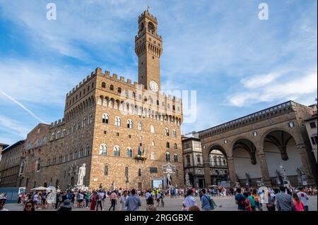 Milan, Italie - 5 septembre 2022 : visite touristique du Palazzo Vecchio, la mairie de Florence, Italie. Il donne sur la Piazza della Signoria détient une copie de Banque D'Images