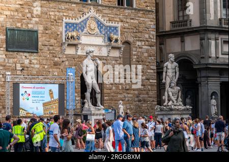 Milan, Italie - 5 septembre 2022 : visite touristique du Palazzo Vecchio, la mairie de Florence, Italie. Il donne sur la Piazza della Signoria détient une copie de Banque D'Images