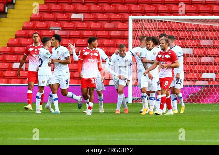 Oakwell Stadium, Barnsley, Angleterre - 8 août 2023 les joueurs de Tranmere célèbrent après Tom Davies (5) scores pour leur donner la tête - pendant le match Barnsley v Tranmere Rovers, EFL Cup, 2023/24, Oakwell Stadium, Barnsley, Angleterre - 8 août 2023 crédit : Arthur Haigh/WhiteRosePhotos/Alamy Live News Banque D'Images