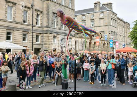 Édimbourg Écosse, Royaume-Uni 09 août 2023. Les artistes du Royal Mile divertissent la foule pendant le Festival d'Édimbourg, crédit sst/alamy Live News Banque D'Images