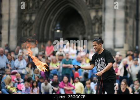Édimbourg Écosse, Royaume-Uni 09 août 2023. Les artistes du Royal Mile divertissent la foule pendant le Festival d'Édimbourg, crédit sst/alamy Live News Banque D'Images