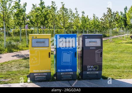 Mannheim, Allemagne - 26 mai 2023 : concept de recyclage des déchets, tri des déchets dans un parc public. Traduction du texte : pour vos ordures, le papier et les résidus était Banque D'Images