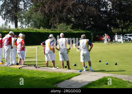 Windsor, Berkshire, Royaume-Uni. 9 août 2023. Les bowlers profitent du soleil de l'après-midi au Windsor & Eton Bowling Club. Après des semaines de mauvais temps, c'était finalement une belle journée chaude et ensoleillée aujourd'hui à Windsor, Berkshire. Crédit : Maureen McLean/Alamy Live News Banque D'Images