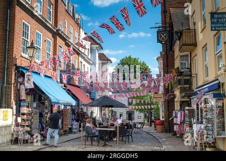 Windsor, Berkshire, Royaume-Uni. 9 août 2023. En traversant une rue pavée à Windsor, après des semaines de mauvais temps, ce fut finalement une belle journée chaude et ensoleillée aujourd'hui à Windsor. La ville était occupée par les visiteurs et les habitants cet après-midi. Crédit : Maureen McLean/Alamy Live News Banque D'Images