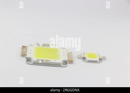 Panneau LED blanc ultra lumineux haute puissance de différentes tailles isolé sur fond blanc Banque D'Images