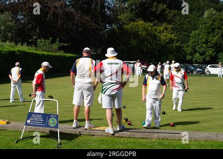 Windsor, Berkshire, Royaume-Uni. 9 août 2023. Les bowlers profitent du soleil de l'après-midi au Windsor & Eton Bowling Club. Après des semaines de mauvais temps, c'était finalement une belle journée chaude et ensoleillée aujourd'hui à Windsor, Berkshire. Crédit : Maureen McLean/Alamy Live News Banque D'Images